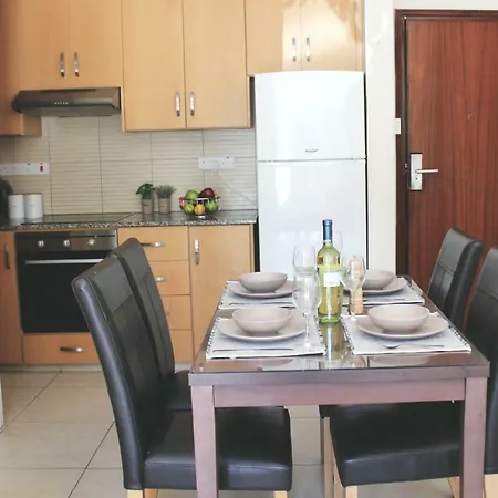 St. Mamas Apts Apartman